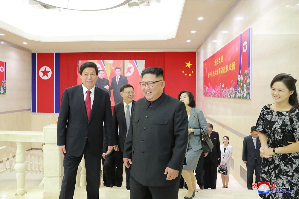 北韓領導人金正恩與中國國家主席習近平特使栗戰書於平壤相會。（湯森路透）