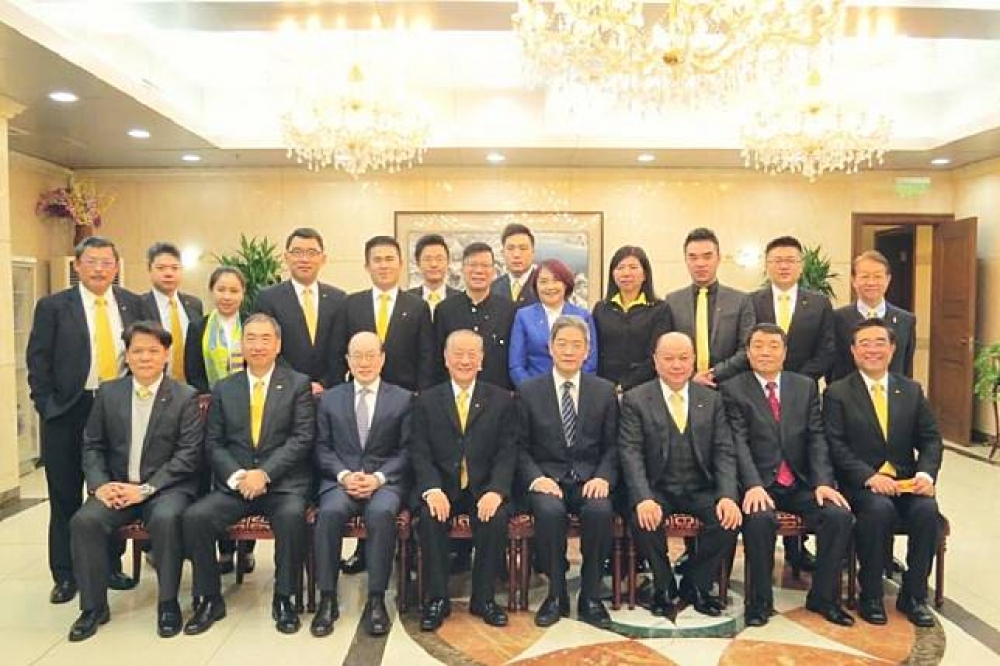 郁慕明（前左四）與王炳忠（後左五）成員11日曾在北京與張志軍（前右四）等中共中央台辦高層官員座談。（圖片取自王炳忠臉書）
