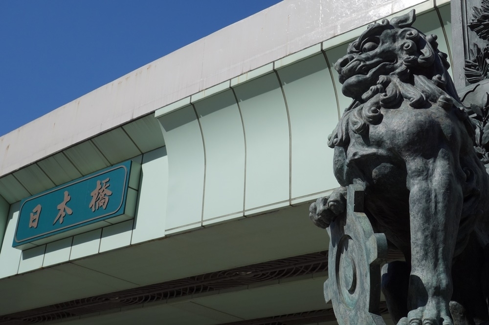 日本橋的獅子像，後方掛著招牌的是首都高速公路（nimame＠CC.BY 2.0）