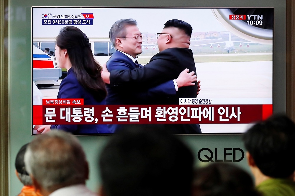南韓總統文在寅一行人抵達北韓平壤，北韓領導人金正恩親自接機。（湯森路透）