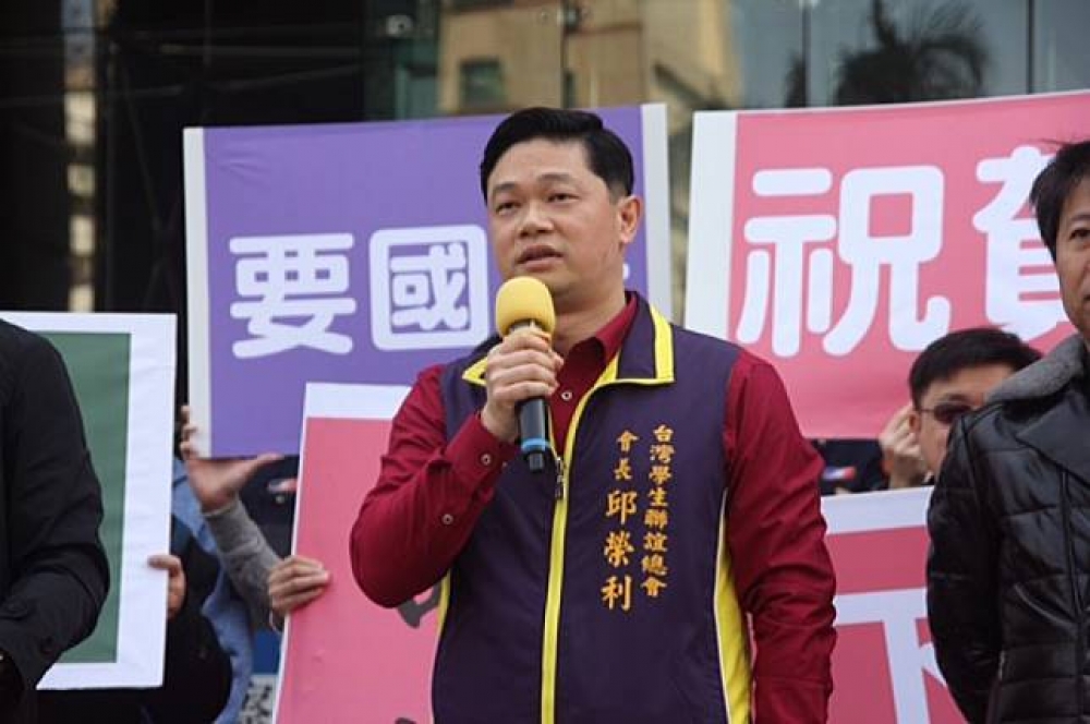 自稱台灣學生聯誼總會會長的邱榮利，今動員號召「台生」到交通部抗議政府決策讓台生無法返鄉。（攝影： 林欣慧）