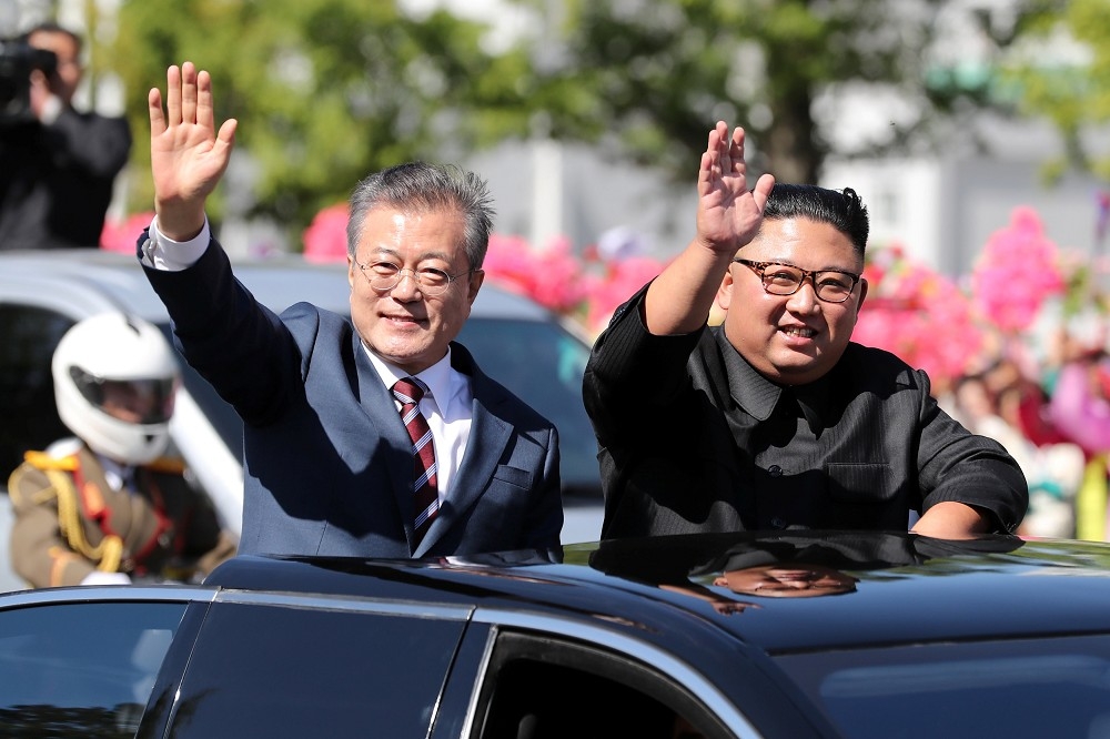北韓領導人金正恩18日在平壤機場親迎南韓總統文在寅。（湯森路透）