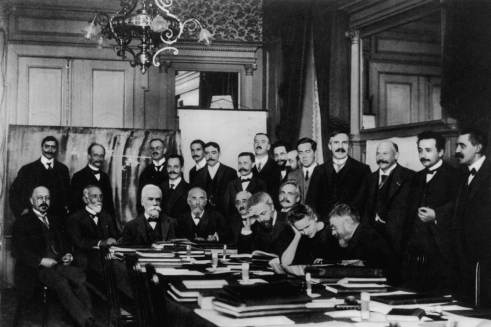 1911年首屆索爾維會議，居禮夫人（前排右二），右二是阿爾伯特·愛因斯坦。（圖片摘自維基百科）