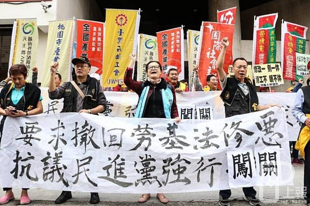 為抗議強行通過的《勞基法》修正案，「2017五一行動聯盟」將舉行反修惡勞基法遊行。圖為一例一休勞團場外抗議。（攝影：李隆揆）