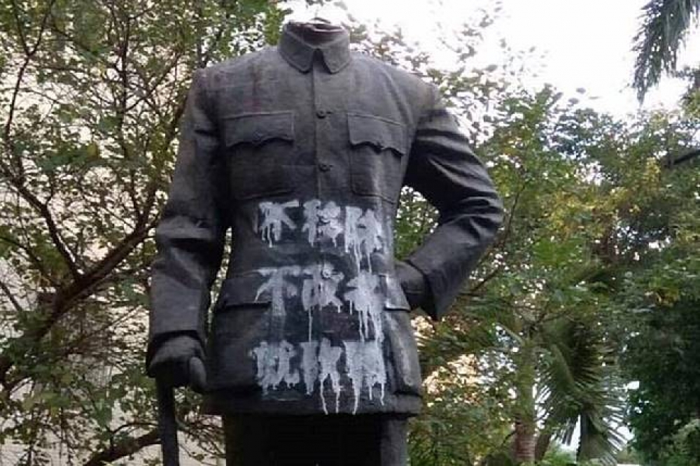 中正高中驚傳蔣公銅像遭「斬首」，警方已調閱監視器，鎖定可疑嫌犯。（圖片取自蔡正元臉書）