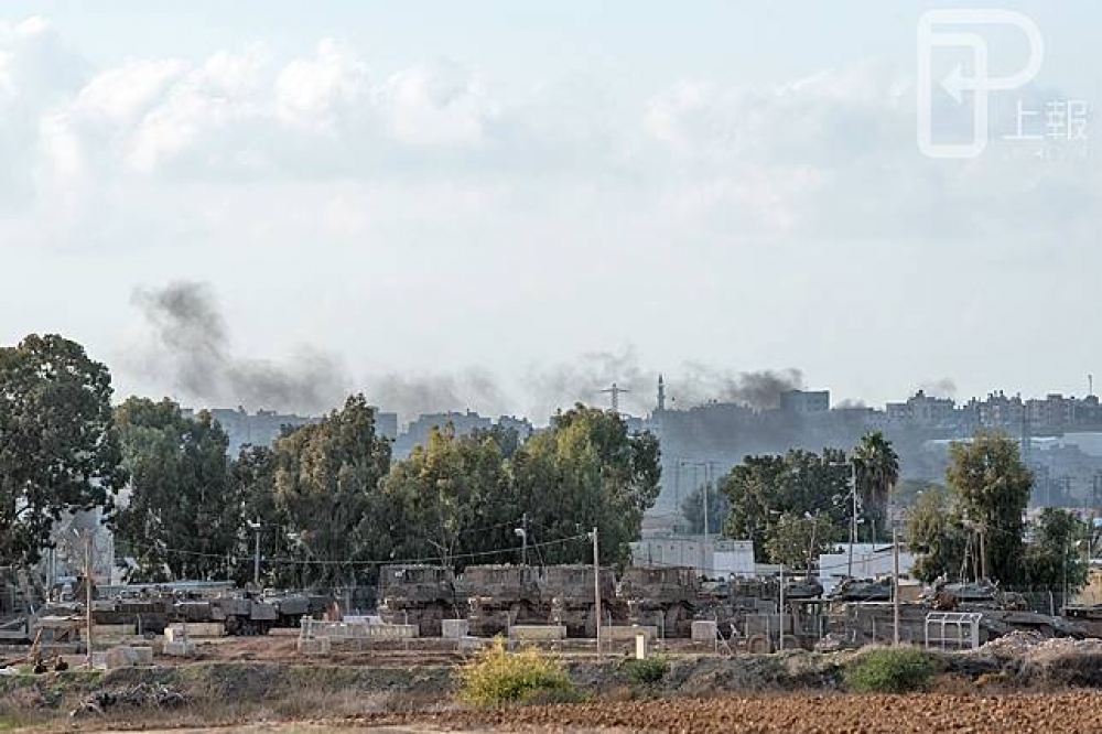 這裡是位於加薩附近的以色列軍事基地，圍牆的另一頭為加薩。照片中為以色列軍停放的裝甲車及戰車。（攝影：李昆翰）