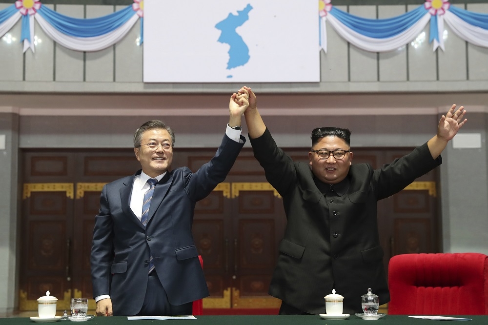 文在寅與金正恩第三次會面順利舉行，雙方提議兩韓消除過去70年來的敵對。（美聯社）