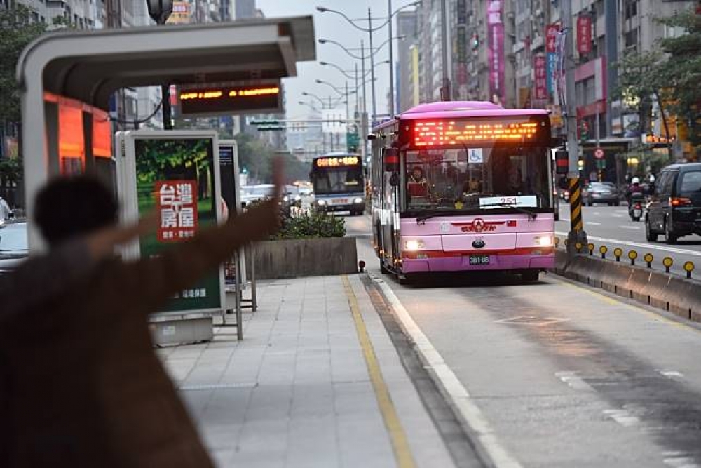 交通部9日預告，將提高在公車停靠站10公尺內違規停車的罰鍰。（攝影：李昆翰）