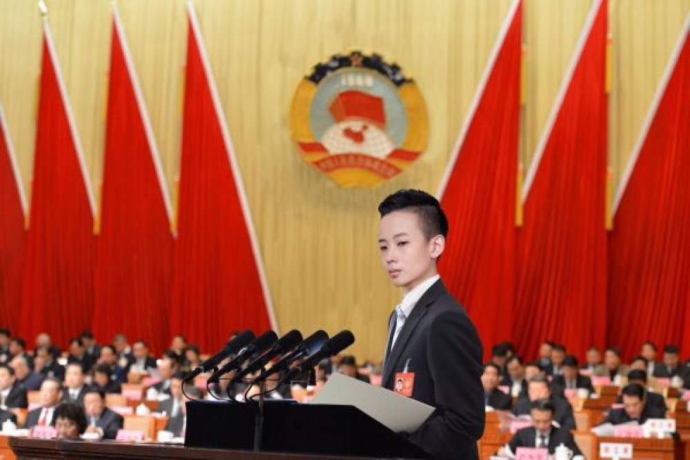 中國近期在網路上出現一個名叫「史潤龍」的少年，他曾發佈多張與各國領袖的合照，說自己年紀輕輕就當上企業家，結果矇騙了不少人。（圖片擷取自Youtube）