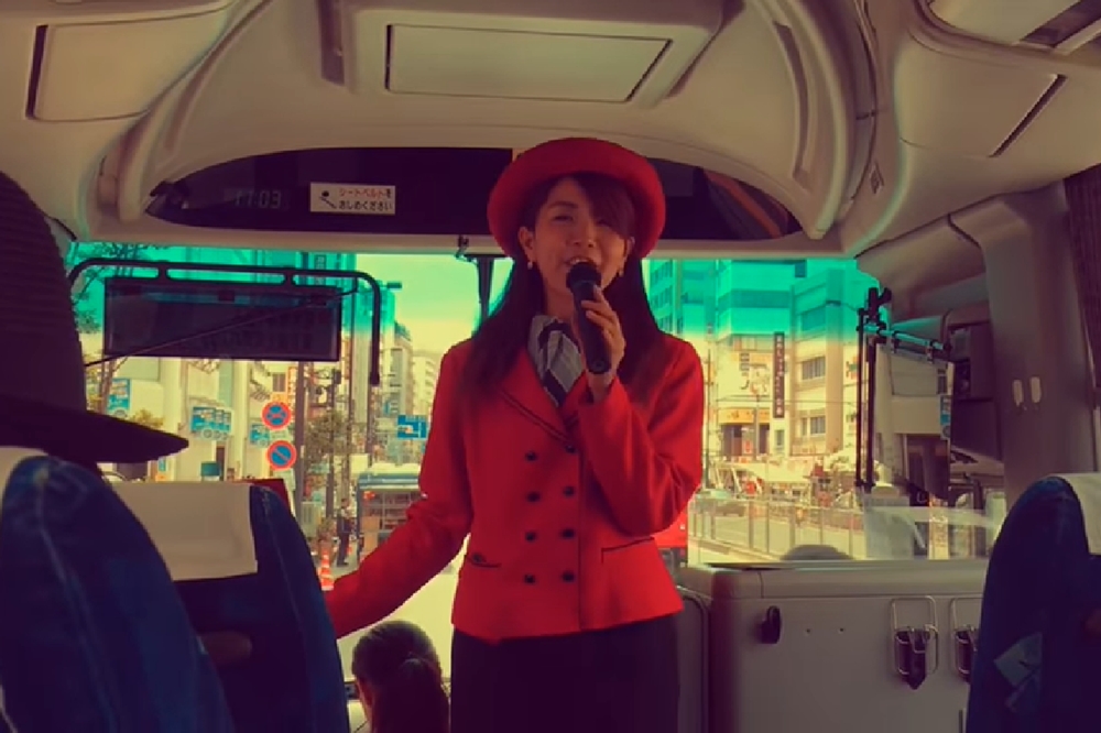 現代「東京観光唄声バス」上的車掌小姐（翻攝自youtube）