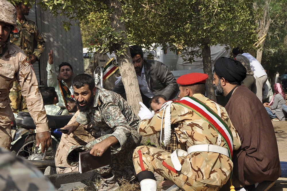 伊朗阿瓦茲市（Ahvaz）22日舉行閱兵儀式時發生恐怖襲擊。（美聯社）