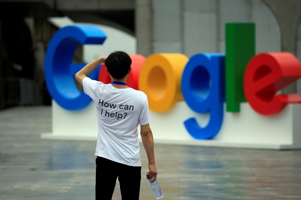 Google近日傳出強迫內部員工刪除有關針對中國設計的「審查版搜尋引擎」備忘錄，與執行長皮查否認重返中國市場之說法產生矛盾。（湯森路透）