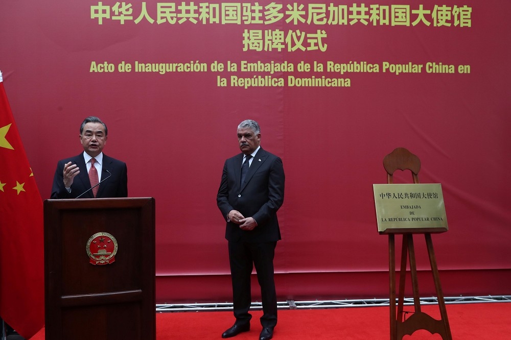 中國駐多明尼加大使館21日啟用。（湯森路透）