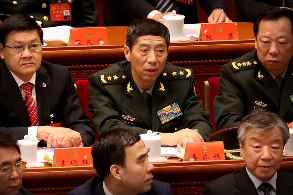 遭美國制裁的中國軍隊裝備發展部部長李尚福（中）。（美聯社）