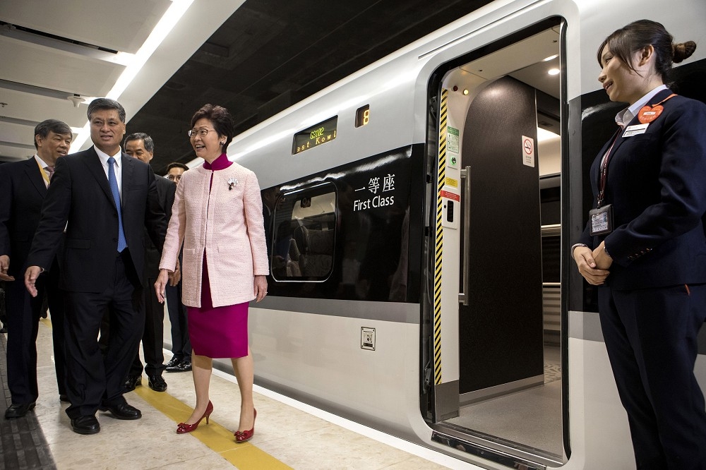 在香港，代表政治忠誠的高鐵才是目的，人民反而被鼓勵去削足就履「配合」高鐵。（美聯社）