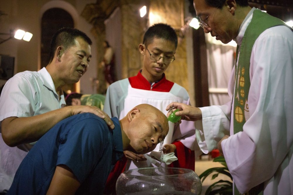 中國信徒接受浸禮。（湯森路透）