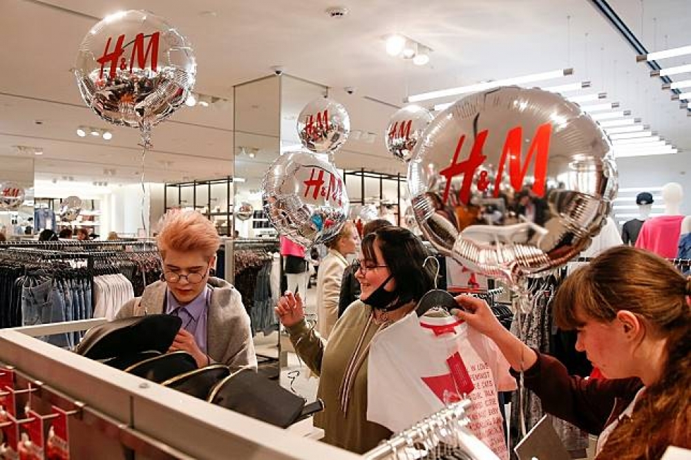 俄羅斯央行不斷降息刺激民眾消費。圖為莫斯科民眾到H&M服飾店購物。(湯森路透)