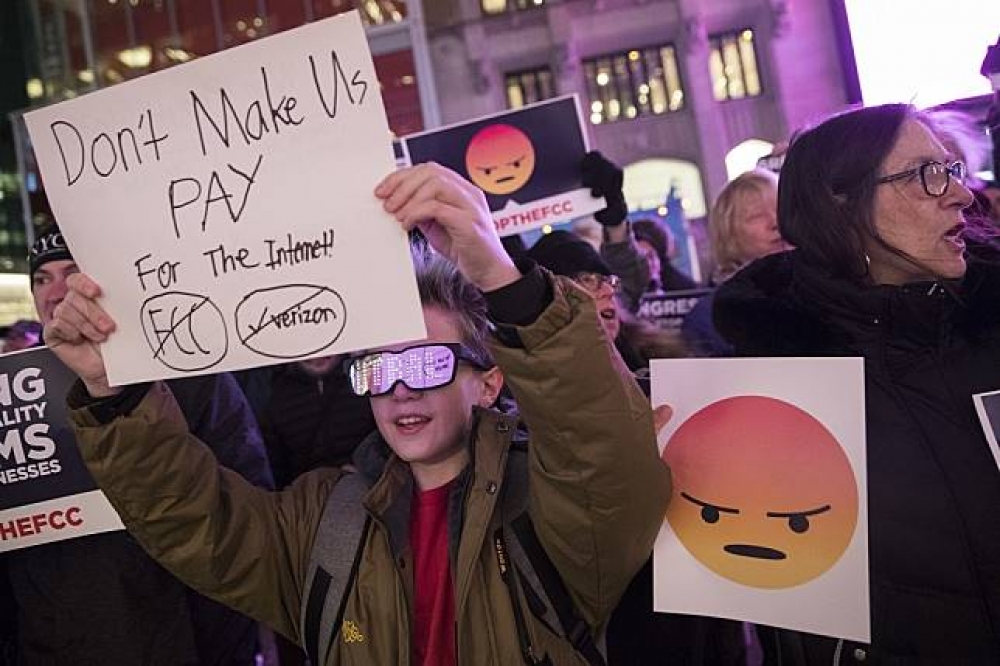 反對中止網路中立性保護的民眾上周在紐約（New York）街頭表達不滿。（美聯社）