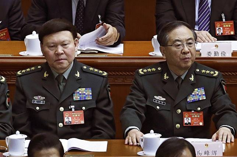 張陽（左）與房峰輝（右）3月出席中國全國人民代表大會。（美聯社）