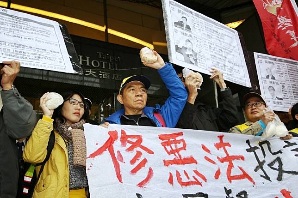 工商協進會12日上午與行政院長賴清德到台北花園酒店進行早餐敘會，勞團到門口擲饅頭抗議。（攝影：曾原信）
