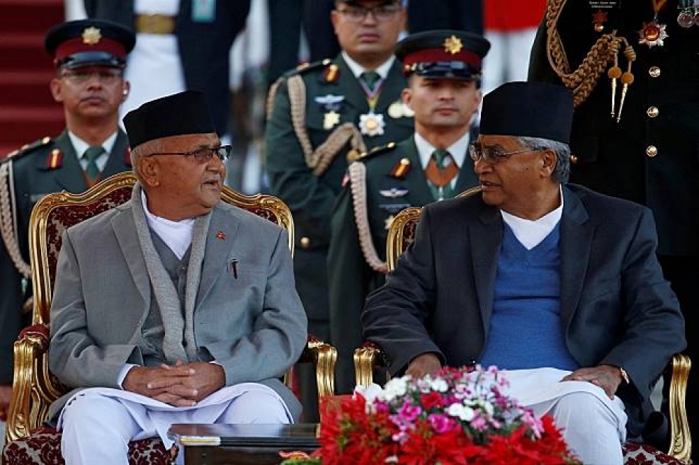 尼泊爾現任總理奧利（左）、前任總理烏帕於15日交接典禮上會面、談話。（湯森路透）