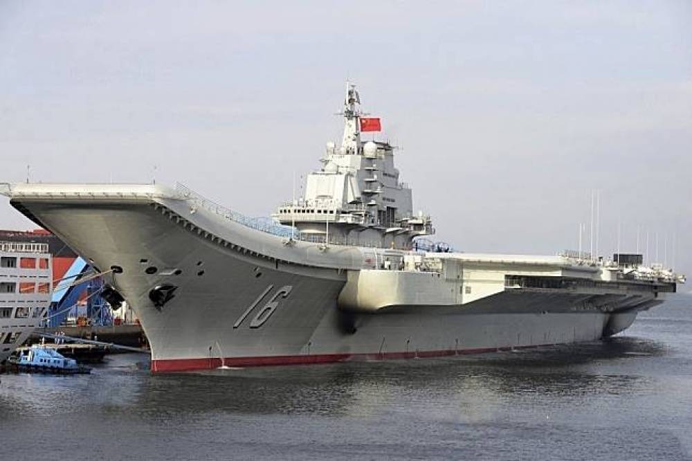 中國遼寧號4日在護航艦隻伴隨下，由駐地南下，軍方證實遼寧號直穿海峽中線以西的水道，並未繞台。（美聯社）