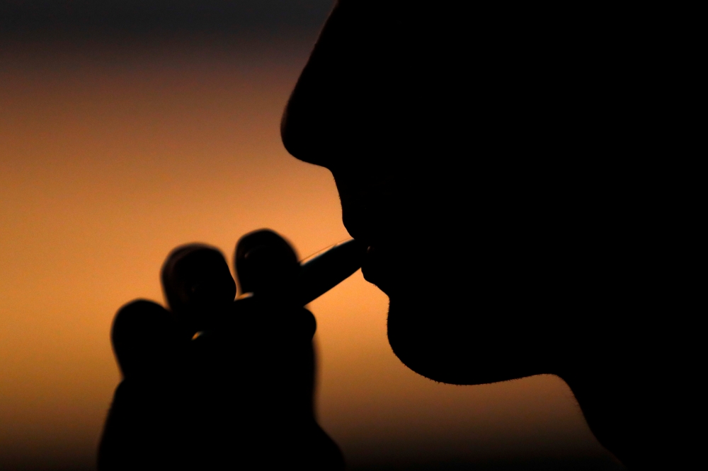 國際菸商力推「加熱菸」，背後更牽涉不為人知的藍綠政治人脈關係。（湯森路透）