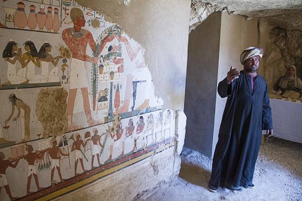 埃及宣布進一步揭開盧克索市的兩座古埃及陵墓面紗，圖為其中一座陵墓中的壁畫。（美聯社）