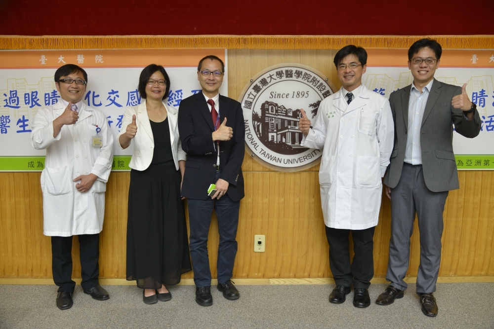 台灣醫院皮膚部醫師林頌然（右2）與生命科學系副教授陳示國（右1）的團隊共同發表，3C產品所發出的藍光，會活化全身交感神經。（攝影：李智為）