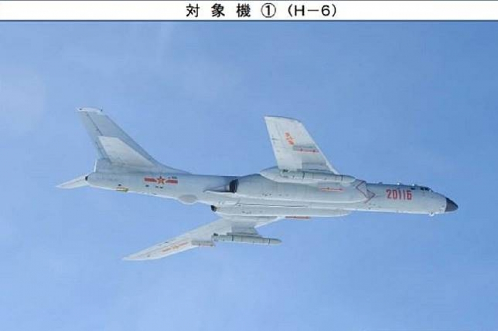 中國軍機轟6等多機型9日清晨在SU-30戰機的掩護下，經宮古水道前往西太平洋訓練後，循原航線返回駐地。（圖片取自http://www.mod.go.jp）