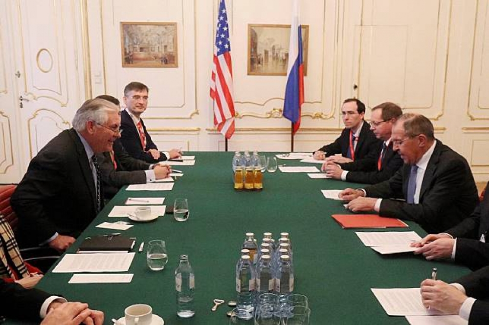 美國國務卿提勒森與俄羅斯外交部長拉夫洛夫7日在維也納會晤。（湯森路透）