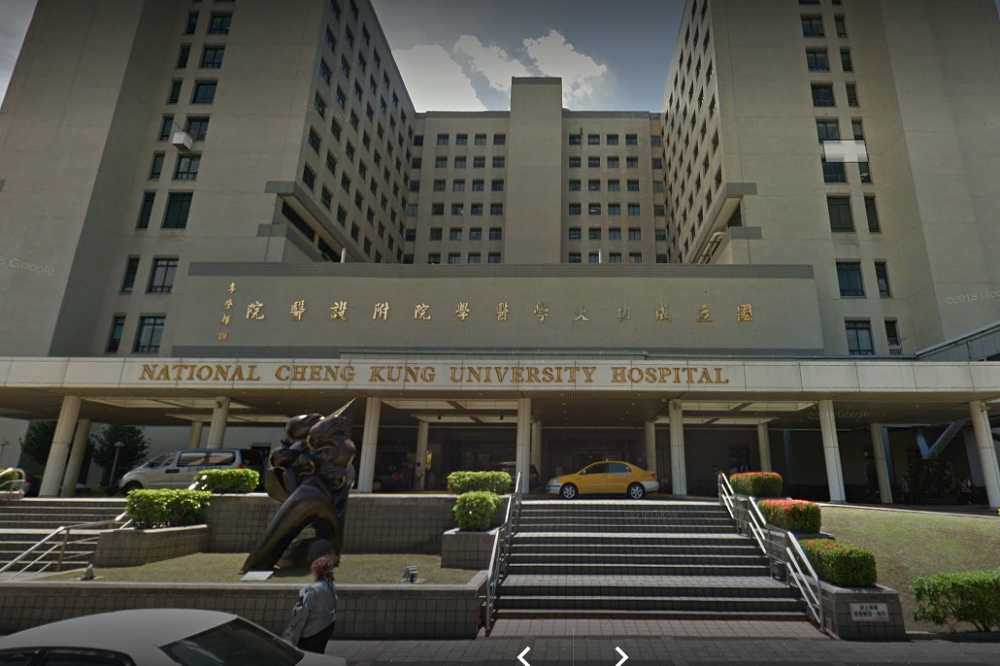 成大醫院28日上午驚傳砍人事件，嫌犯行兇後也自行至派出所自首，全案經方偵訊中。（圖片取自Google Map）