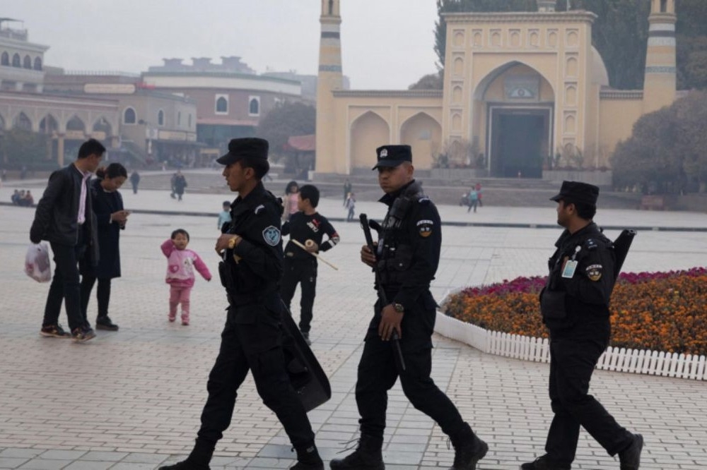 中國武警在新疆街上巡邏。（美聯社）