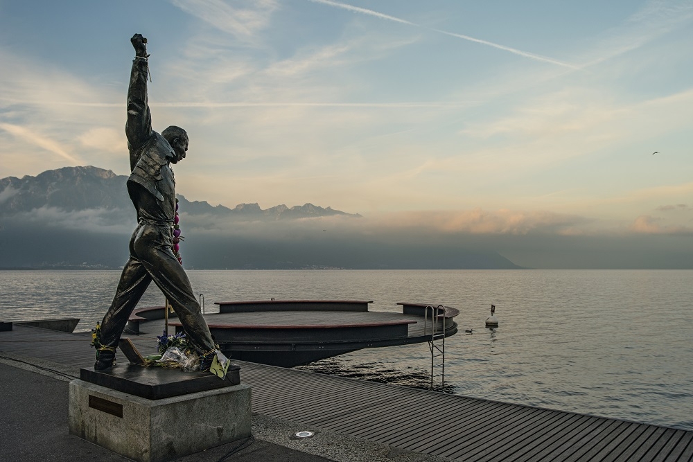 蒙特勒的皇后主唱佛萊迪墨裘瑞塑像。（©Switzerland Tourism）