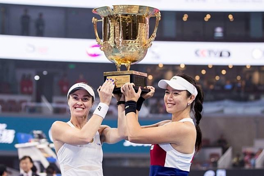國際網球總會公布2017年世界冠軍獎項，詹詠然、辛吉絲榮獲女雙冠軍獎。圖為「辛然配」在WTA拿下女雙冠軍。（湯森路透）