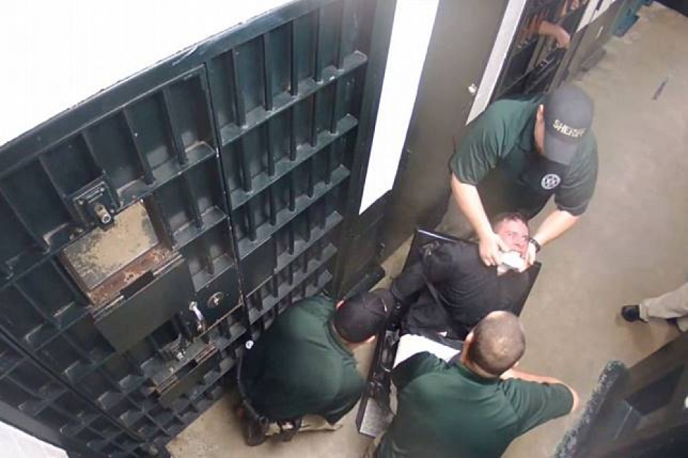 2016年11月5日，在田納西州奇特姆郡一處監獄裡，19歲的囚犯諾里斯被綁在椅子上，反覆遭受電槍電擊。（湯森路透）
