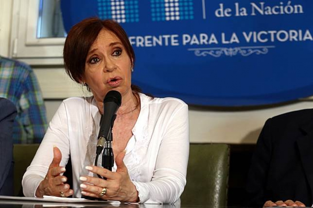 阿根廷前總統克莉絲堤娜因涉嫌袒護一名有份參布宜諾斯艾利斯襲擊事件的伊朗高官，遭到聯邦法官伯納迪奧7日下令以「叛國罪」逮捕。（湯森路透）