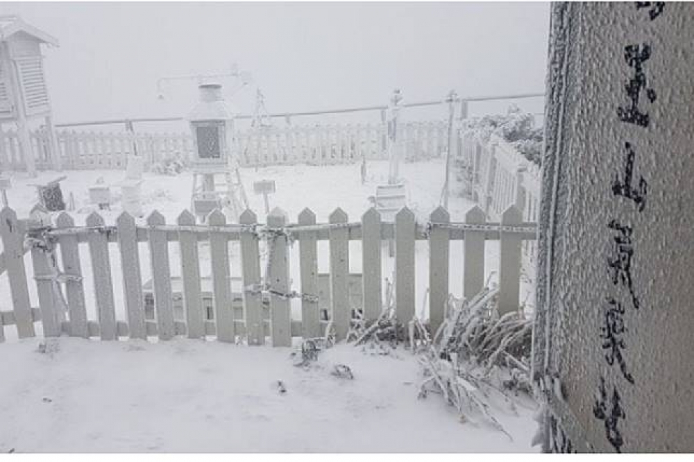 7日凌晨零時30分玉山降瑞雪，目前累積約2公分雪線。（中央氣象局提供）
