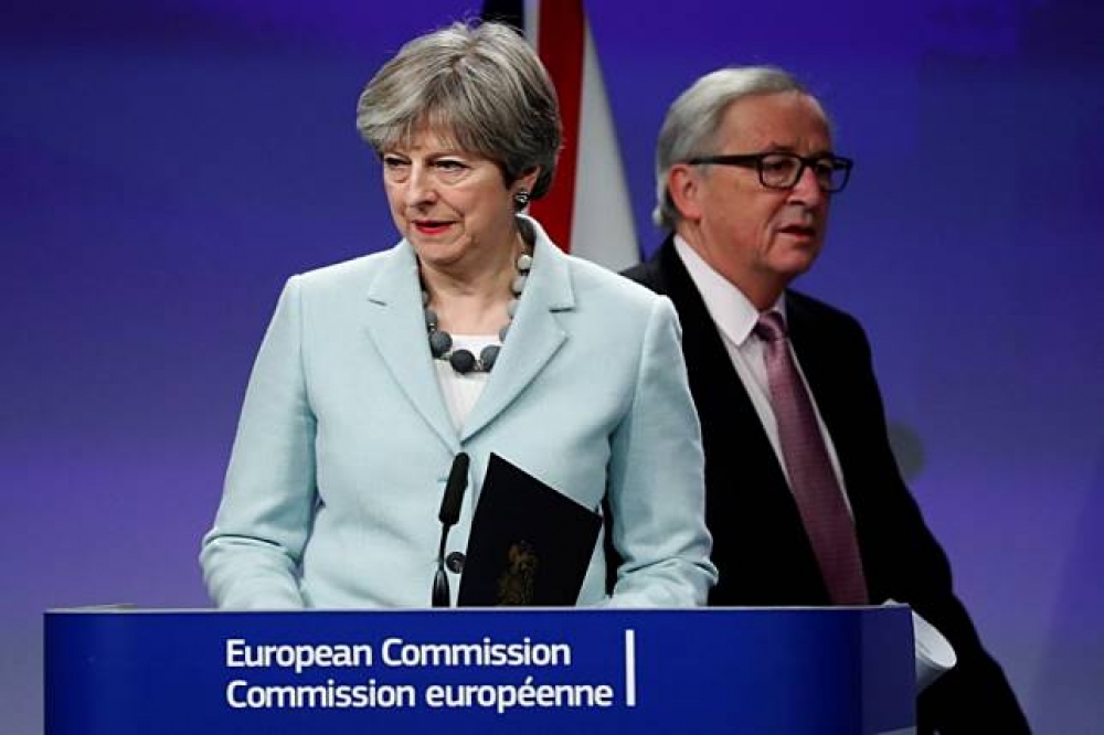 英國首相梅伊（左）、歐盟執委會主席容克（右）8日召開記者會。（湯森路透）