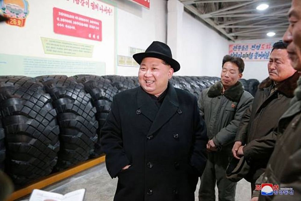 北韓領導人金正恩3日巡視輪胎工廠。（湯森路透）