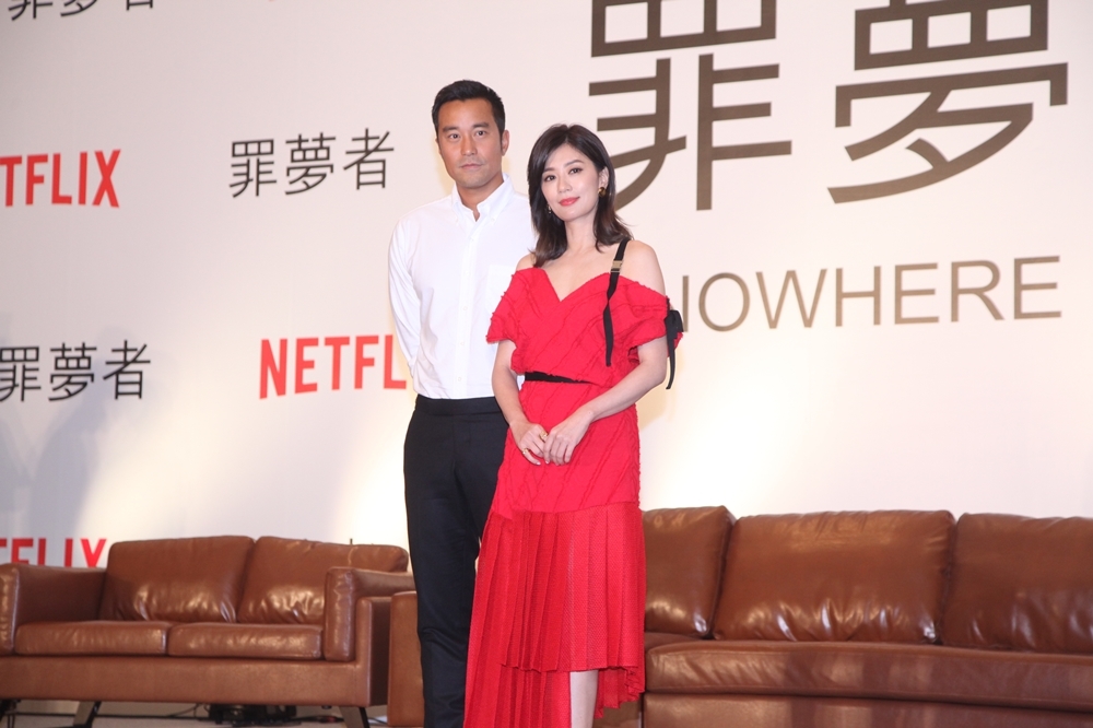 張孝全（左）和賈靜雯在Netflix首部華語自製原創影集《罪夢者》中飾演夫妻（攝影：張哲偉）