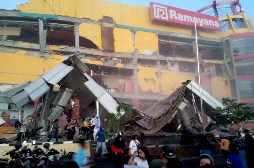 印尼巴魯市購物中心因強震嚴重倒塌，軍方已經協助當地救災工作。（湯森路透）