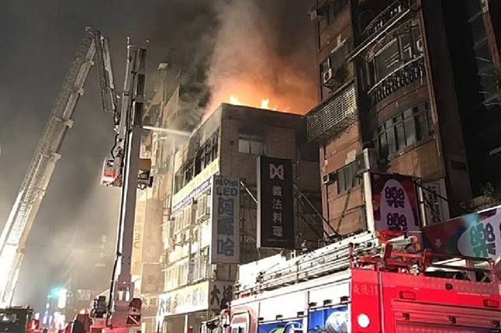 台北市八德路一間公寓5日晚間發生火警。（圖片截取自東森新聞）