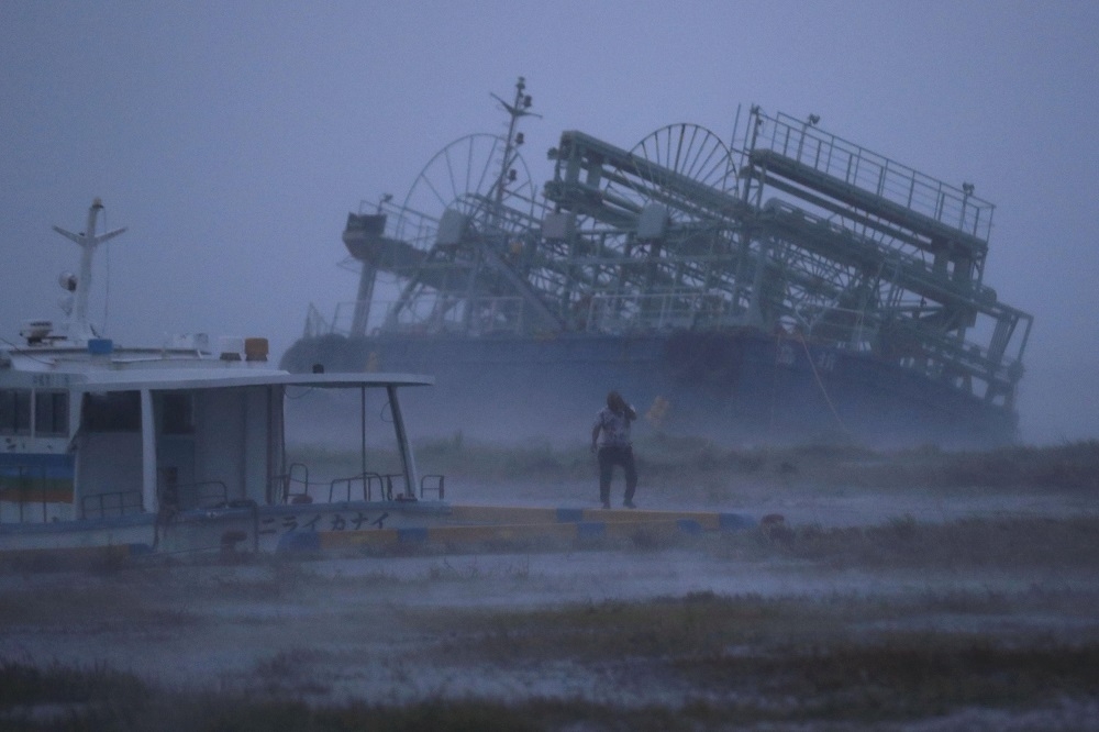 日本沖繩受潭美颱風影響，港口強風雨驟。（湯森路透）