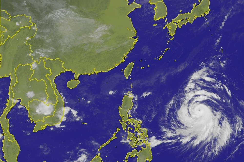 第25號颱風康芮30日已增強為中颱，氣象局表示，最快明天或後天就會轉成強颱，是否會撲台，仍待觀察。（圖片取自中央氣象局）