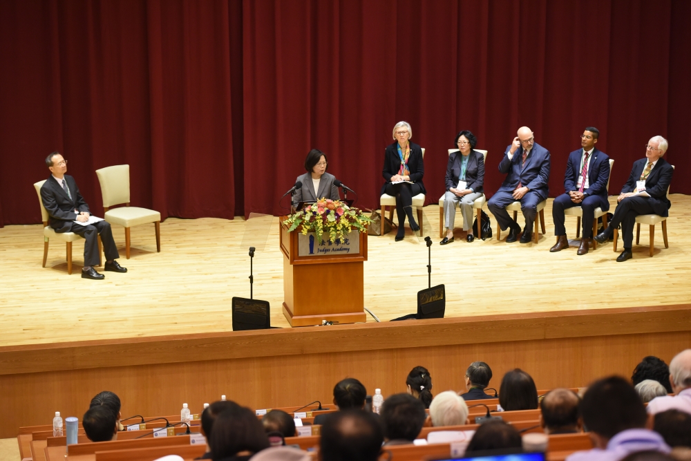 蔡英文總統1日上午出席「大法官國際學術研討會」，表示台灣將參考德國法治，引進憲法訴願制度。（攝影：張文玠）