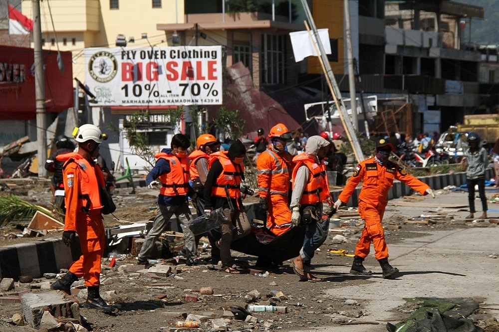 印尼蘇拉威西島（Sulawesi）9月28日下午發生芮氏規模7.5強震，搜救團隊在倒塌的建築物中進行搜救，徒手挖掘瓦礫殘骸尋找生還者。（美聯社）