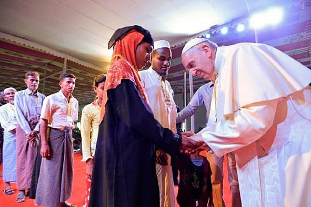 教宗在聖瑪莉大教堂接見16名羅興亞難民，牽著他們的手給予安慰。（湯森路透）