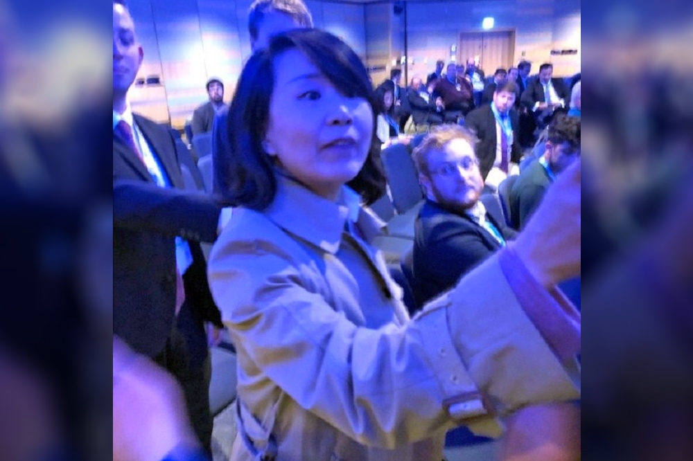 中國央視女記者孔琳琳大鬧英國保守黨年度大會中的「香港法治自由」的座談會。（取自Enoch Liu推特）