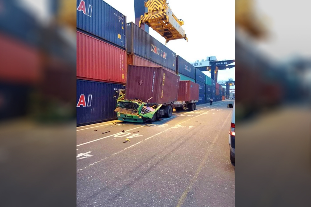 高雄市63號碼頭2日上午7時許，貨櫃車駕駛在進行吊運的貨櫃現場，當場遭掉落的貨櫃砸死。（圖片取自臉書）